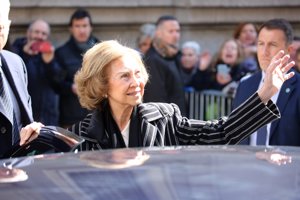 La Reina no se ha perdido el tradicional besapiés al Cristo de Medinaceli