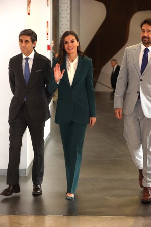 La monarca ha recuperado su favorecedor traje verde de Carolina Herrera