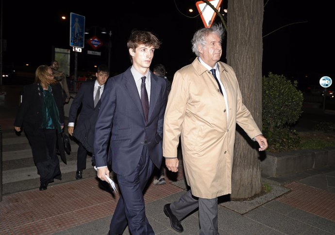 Uno de los hijos de Laura Boyer llegando al funeral con su padre