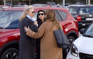 Mariola Orellana, muy cariñosa con las hermanas de Fernando Verdasco