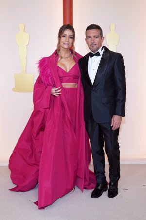 Antonio Banderas y Nicole Kimpel, como el negro y fucsia pueden llegar a ser la combinación perfecta