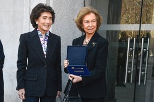 Doña Sofía ha recibido una llave simbólica de la ampliación de la Escuela