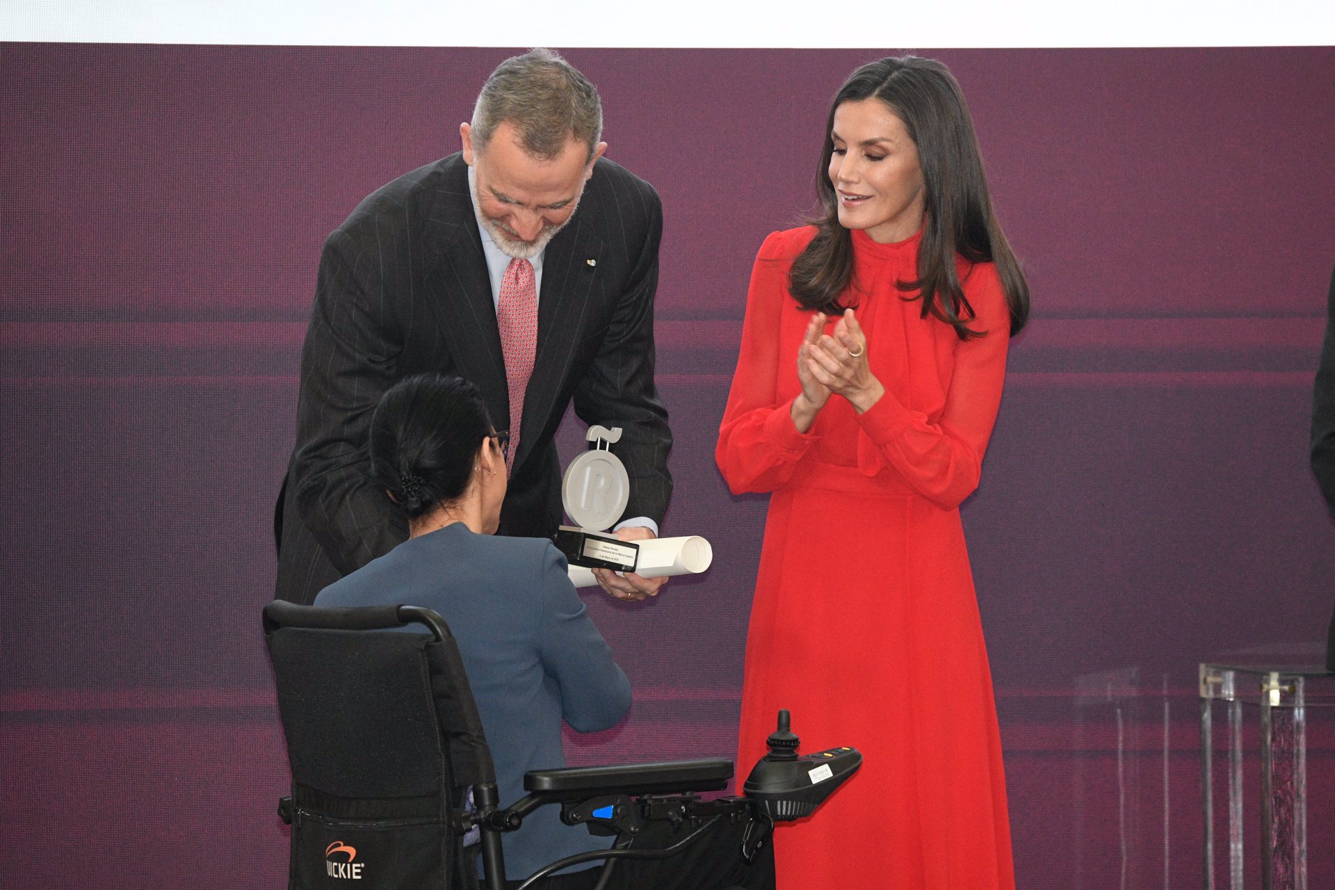 Los Reyes, entregando el reconocimiento de embajadora honoraria de marca España a Teresa Perales