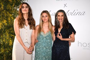 Ángela Molina, con sus hijas Olivia y María