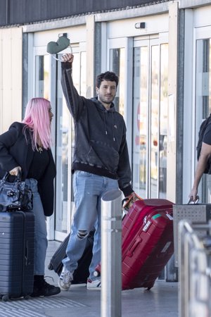 Yatra no dudó en saludar a los fotógrafos con un divertido gesto