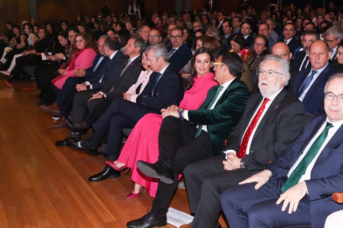 Doña Letizia ha estrenado un vestido fucsia de Roberto Verino