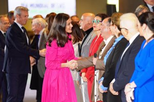 El rosa sigue ganando terreno en el vestidor de la Reina