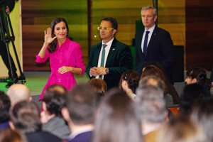 Doña Letizia, saludando a su llegada al acto