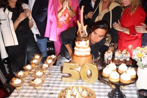 El cantante soplando las velas