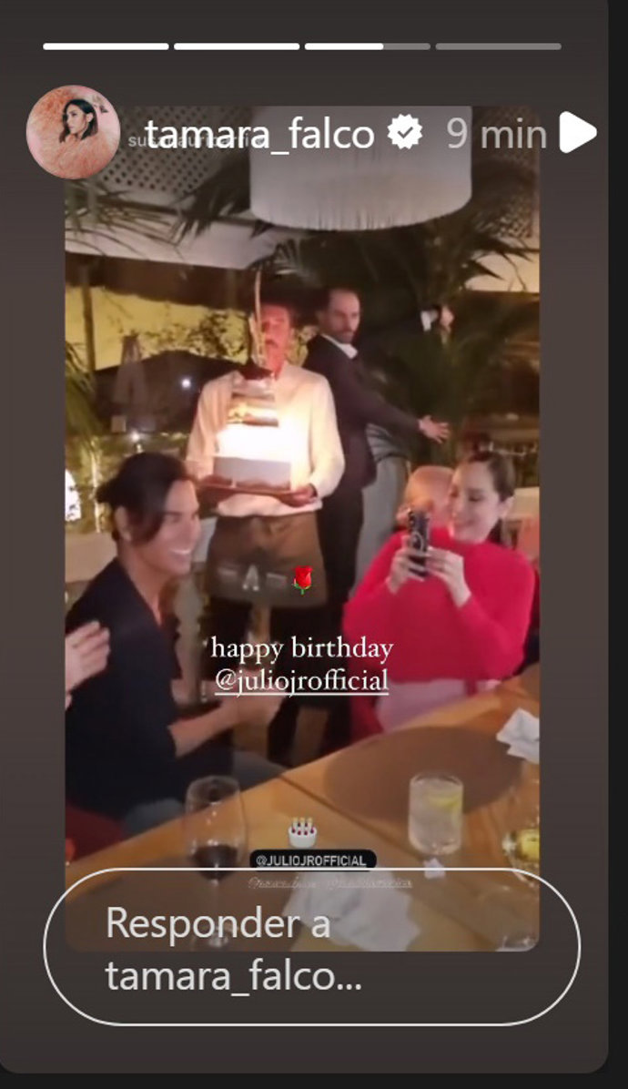 Tamara, al lado de Julio José durante la fiesta