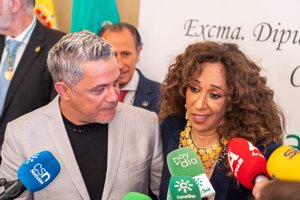 Rosario Flores y Alejandro Sanz atendiendo juntos a la prensa