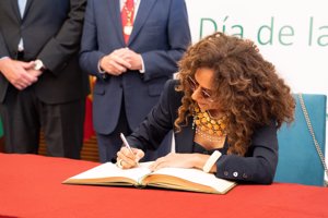 Rosario, firmando en el libro de honor de la Diputación de Cádiz