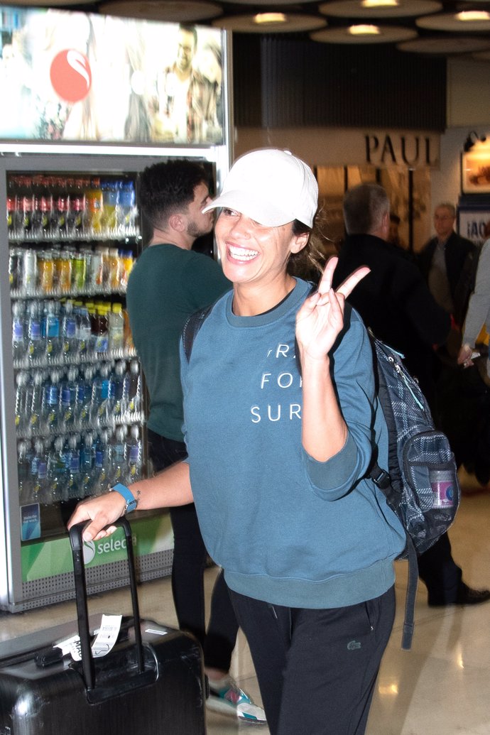 La presentadora ha lucido la mejor de sus sonrisas en el aeropuerto