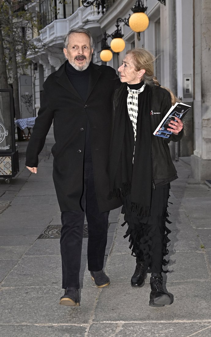 Miguel Bosé, con una amiga en el Teatro Real