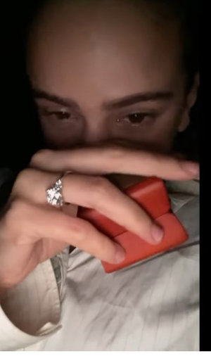 Rosalía, mostrando su anillo de compromiso