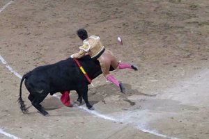 Gonzalo Caballero, nuevo susto en la plaza de toros