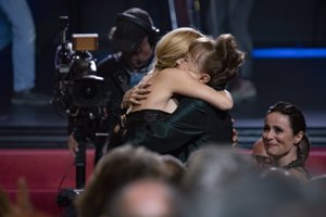 Emocionante abrazo entre Gema Cuervo y su hija Cayetana Guillén Cuervo