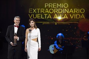 Maribel Verdú, espectacular con un diseño blanco cut out