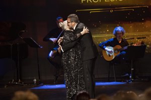 Antonio ha entregado el premio a toda una vida a Lola Herrera