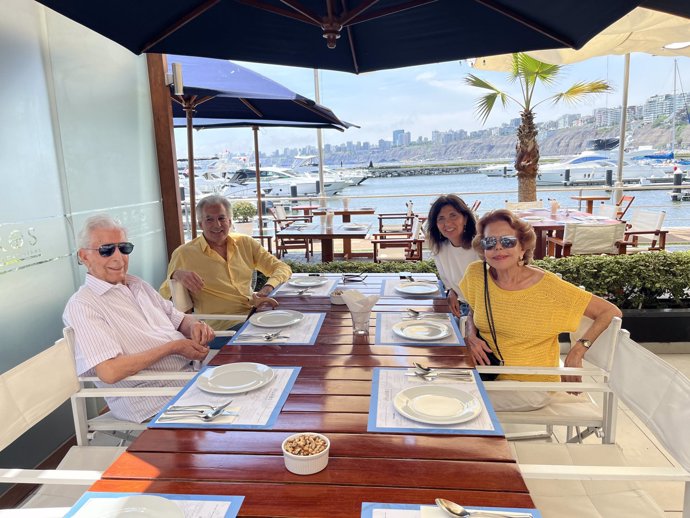 El escritor, hace unos días con Patricia Llosa, su hijo Álvaro y su nuera