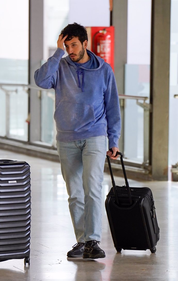 Sebastián Yatra, cabizbajo por el aeropuerto