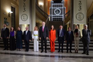 La Reina Letizia rescata el dos piezas naranja de Zara y arrasa