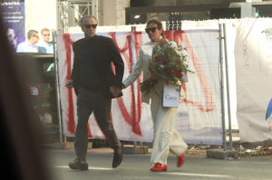 La modelo, de la mano de su novio y con un gran ramo de rosas