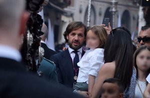 Rosauro Varo, viendo la procesión con uno de sus hijos