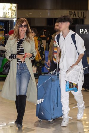 Lara Dibildos recibe a su hijo Álvaro en el aeropuerto