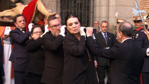 Maria José Cantudo llevando al Cristo de los Alabarderos