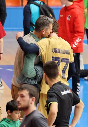 Cariñoso abrazo entre Urdangarín y su hijo