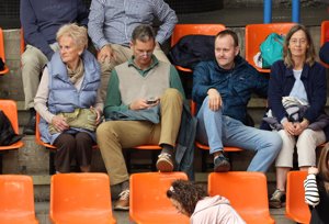 El vitoriano, muy pendiente de su teléfono móvil