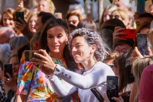 La Reina, haciéndose selfies con sus fans