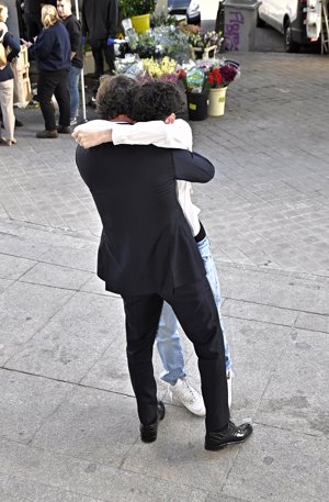 Padre e hijo se han fundido en un gran abrazo