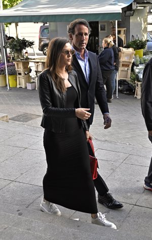Escassi llegó al funeral de Laura Valenzuela con su hija Anna Barrachina