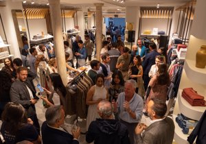 La inauguración de la nueva tienda de Boston ha congregado a numerosos rostros de la sociedad hispalense
