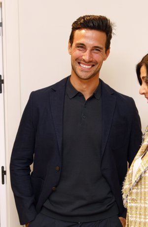 El modelo y comunicador derrochó simpatía durante la inauguración