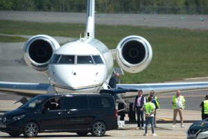 El monarca bajando la escalerilla del avión