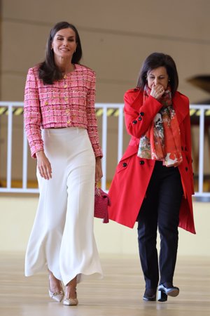 La Reina ha lucido un conjunto de chaqueta corta rosa y pantalones tipo culotte en blanco
