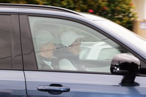 El Rey Juan Carlos saliendo de la casa de Pedro Campos