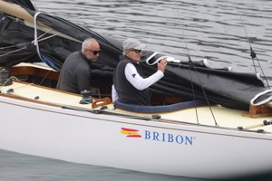 El Rey, saludando sonriente