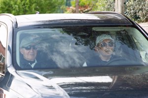 El Rey Juan Carlos sale de la casa de Pedro Campos