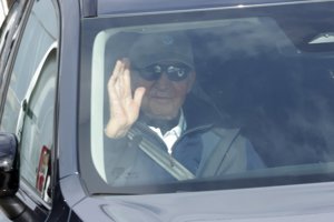 El Emérito, saludando sonriente a la prensa