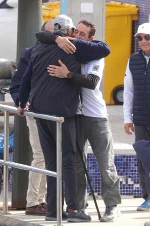 Don Juan Carlos, muy cariñoso con uno de sus compañeros en 'El Bribón'