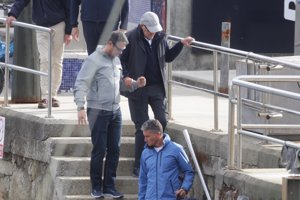 El monarca ha bajado con cierta dificultad las escaleras del pantalán del Náutico de Sanxenxo