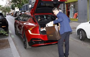 Tamara llegó a casa con sus mascotas y varias bolsas