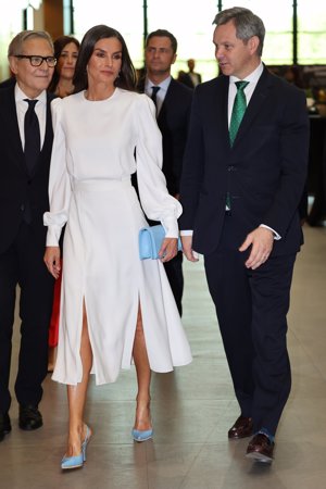 Doña Letizia ha brillado con su conjunto blanco de origen desconocido