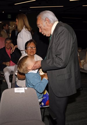 El doctor Zurita, muy cariñoso con su nieto Carlitos