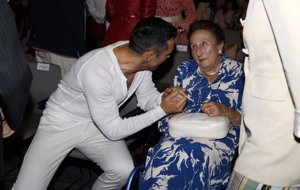 Jesús Vázquez saludando cariñosamente a Doña Margarita