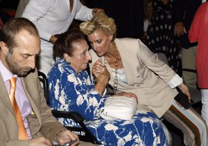 María, muy pendiente de su madre